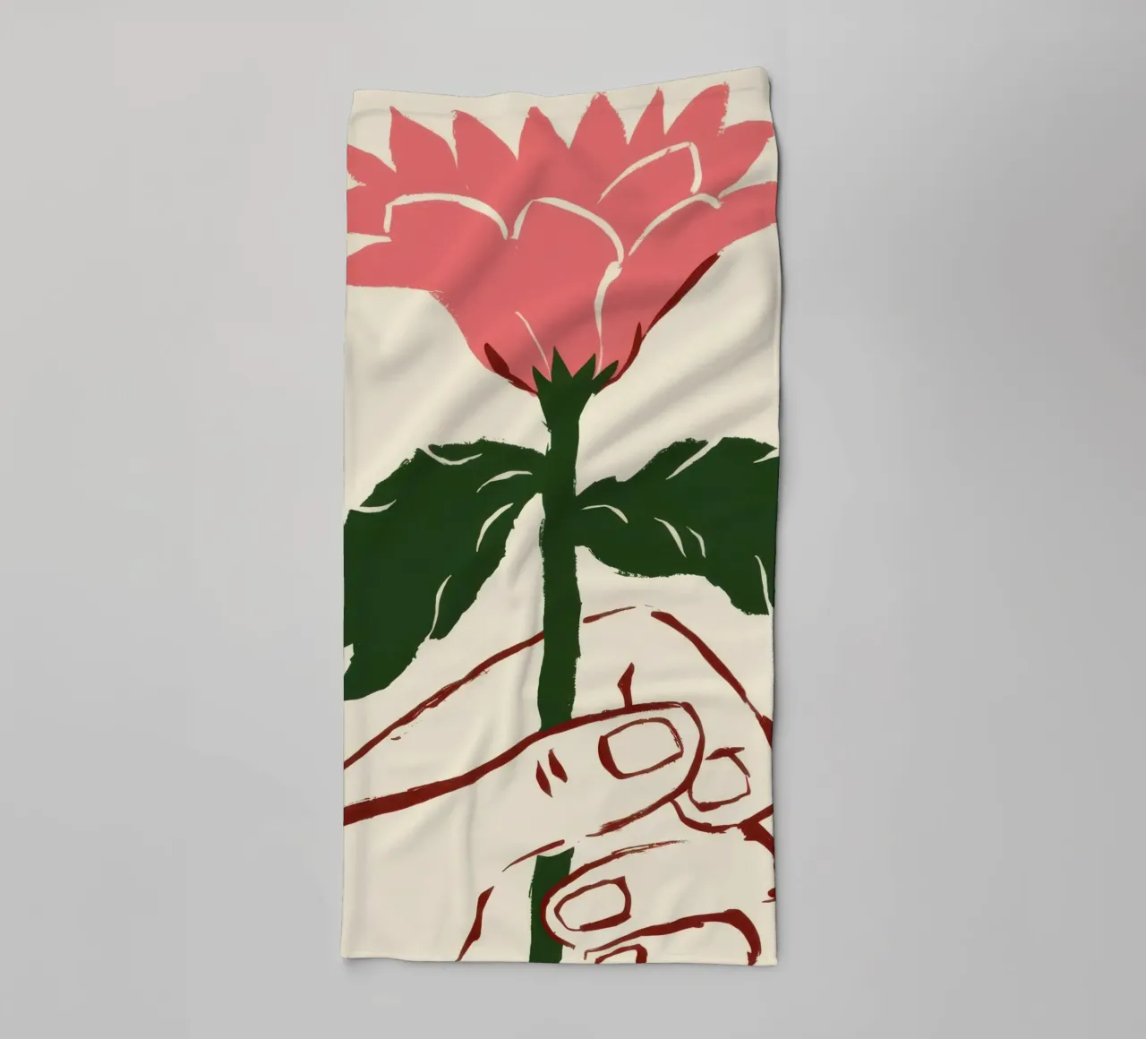 Mano che tiene un fiore rosa asciugamano da bagno da Lyra Glaze