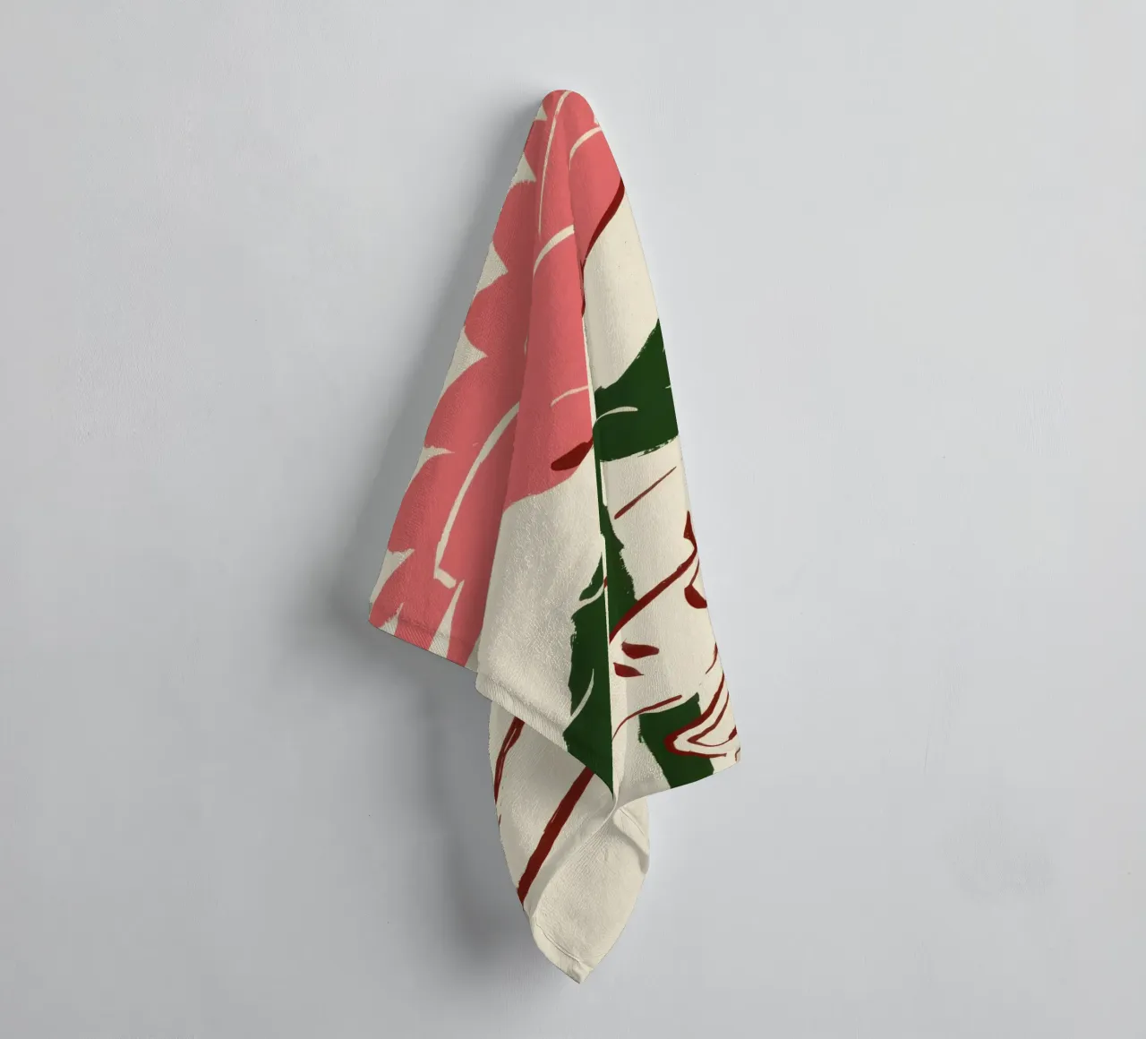Mano che tiene un fiore rosa asciugamano da bagno da Lyra Glaze