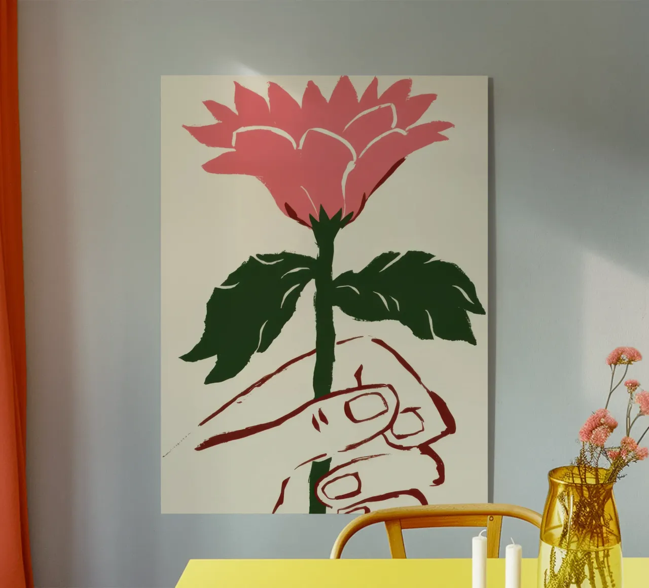 Mano che tiene un fiore rosa plexiglass da Lyra Glaze