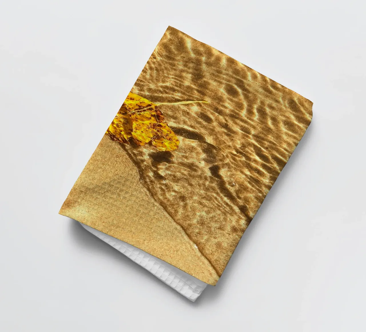 feuille jaune ondulations de l'eau torchon de Earthly Visions
