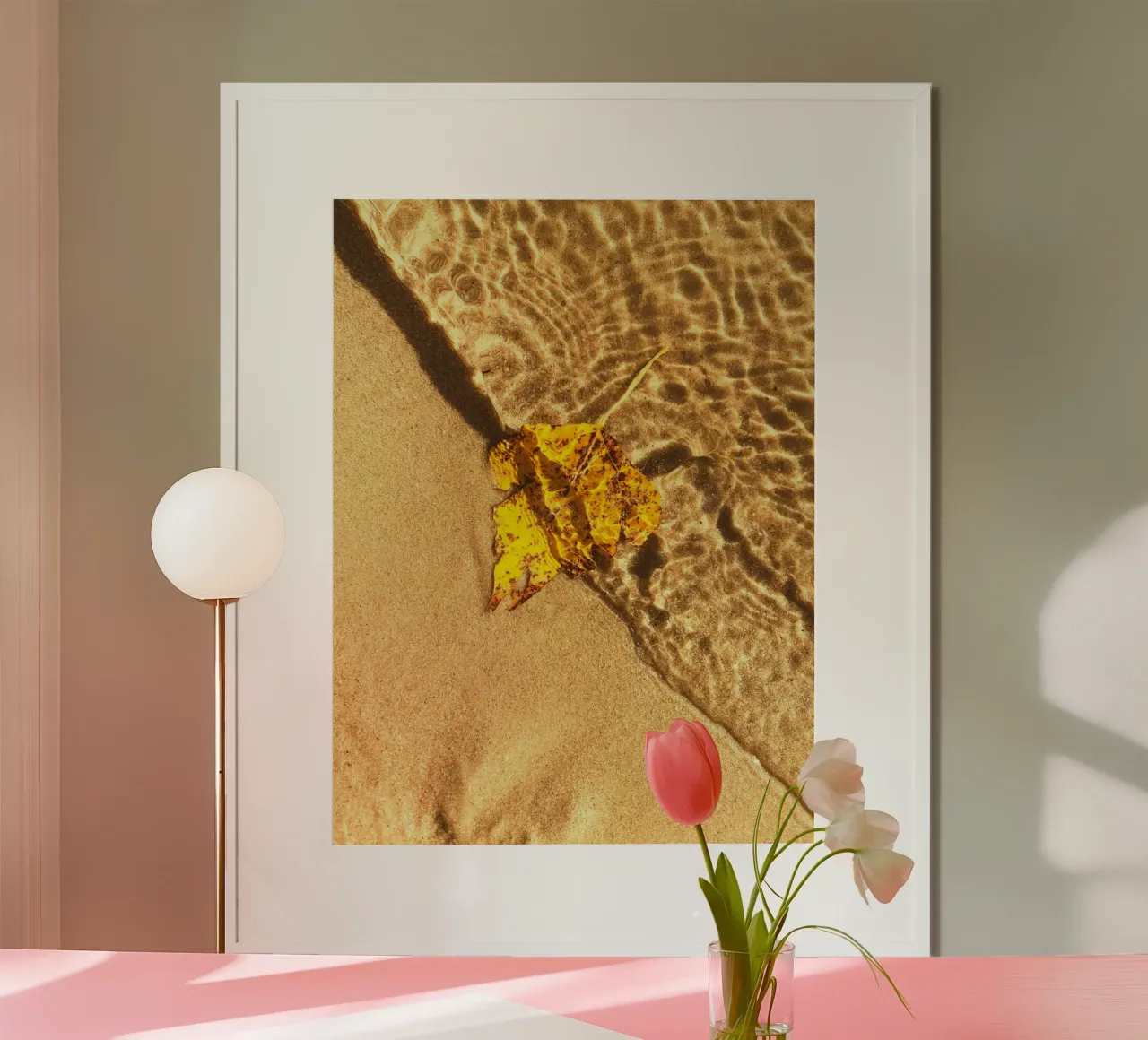 foglia gialla increspature d'acqua poster con telaio in legno da Earthly Visions