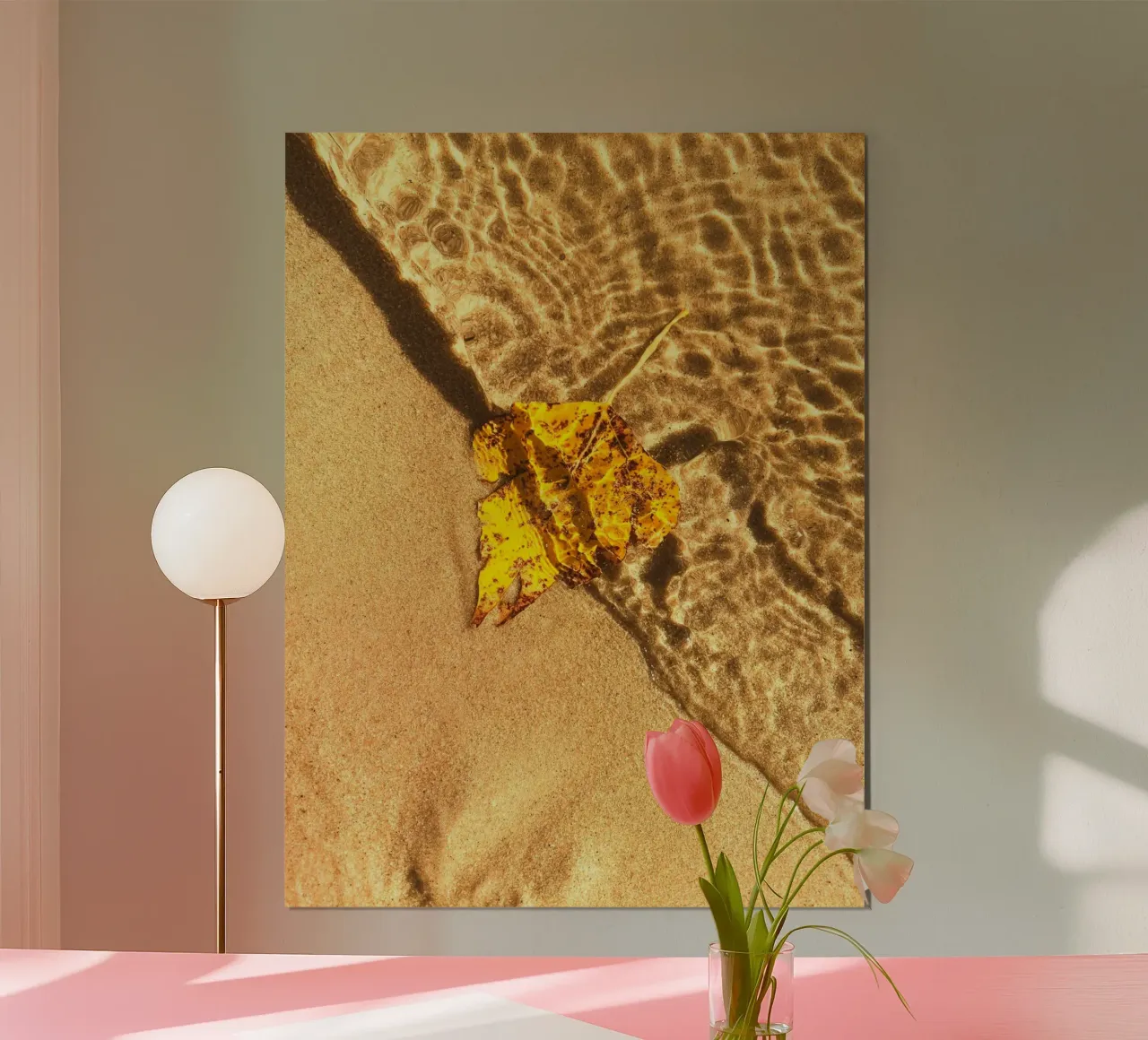 foglia gialla increspature d'acqua poster con telaio in legno da Earthly Visions
