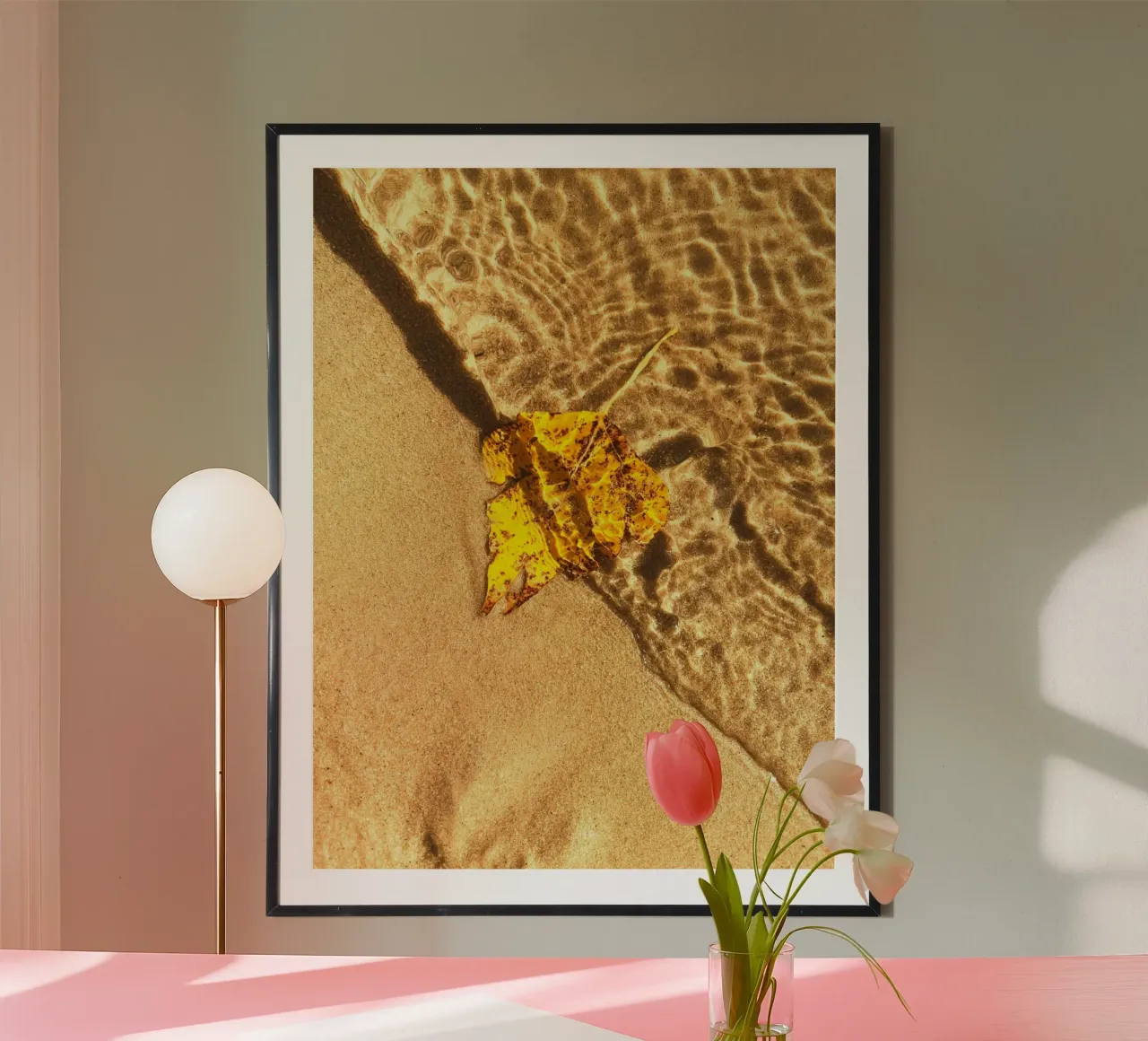 foglia gialla increspature d'acqua poster con telaio in legno da Earthly Visions
