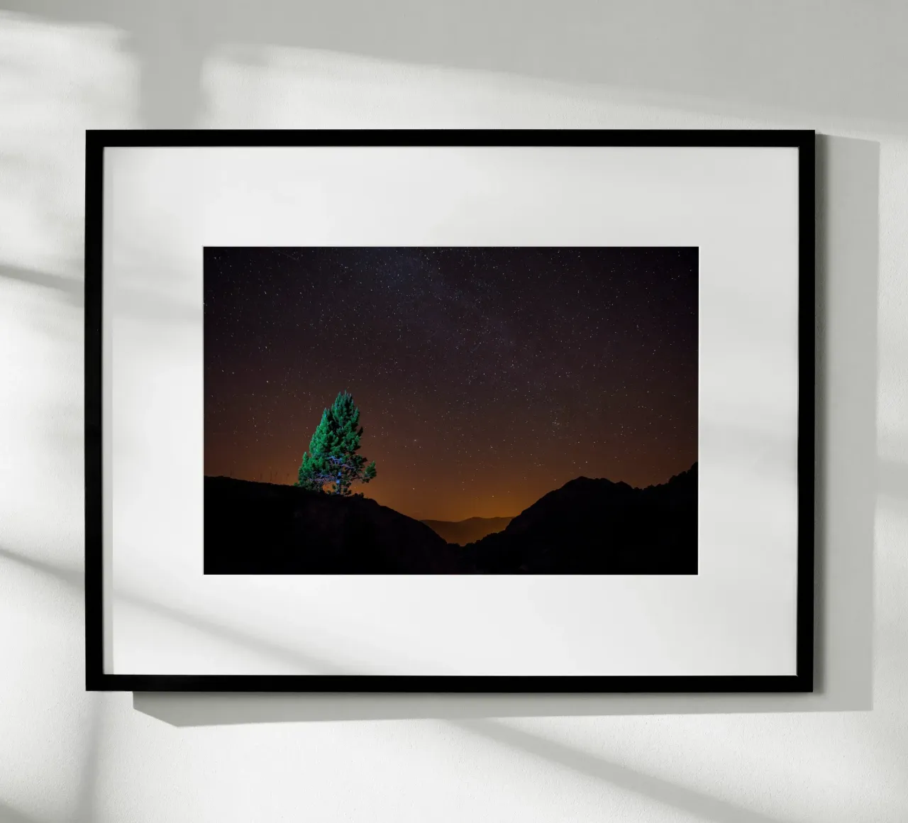 stelle del cielo notturno poster con telaio in legno da Earthly Visions