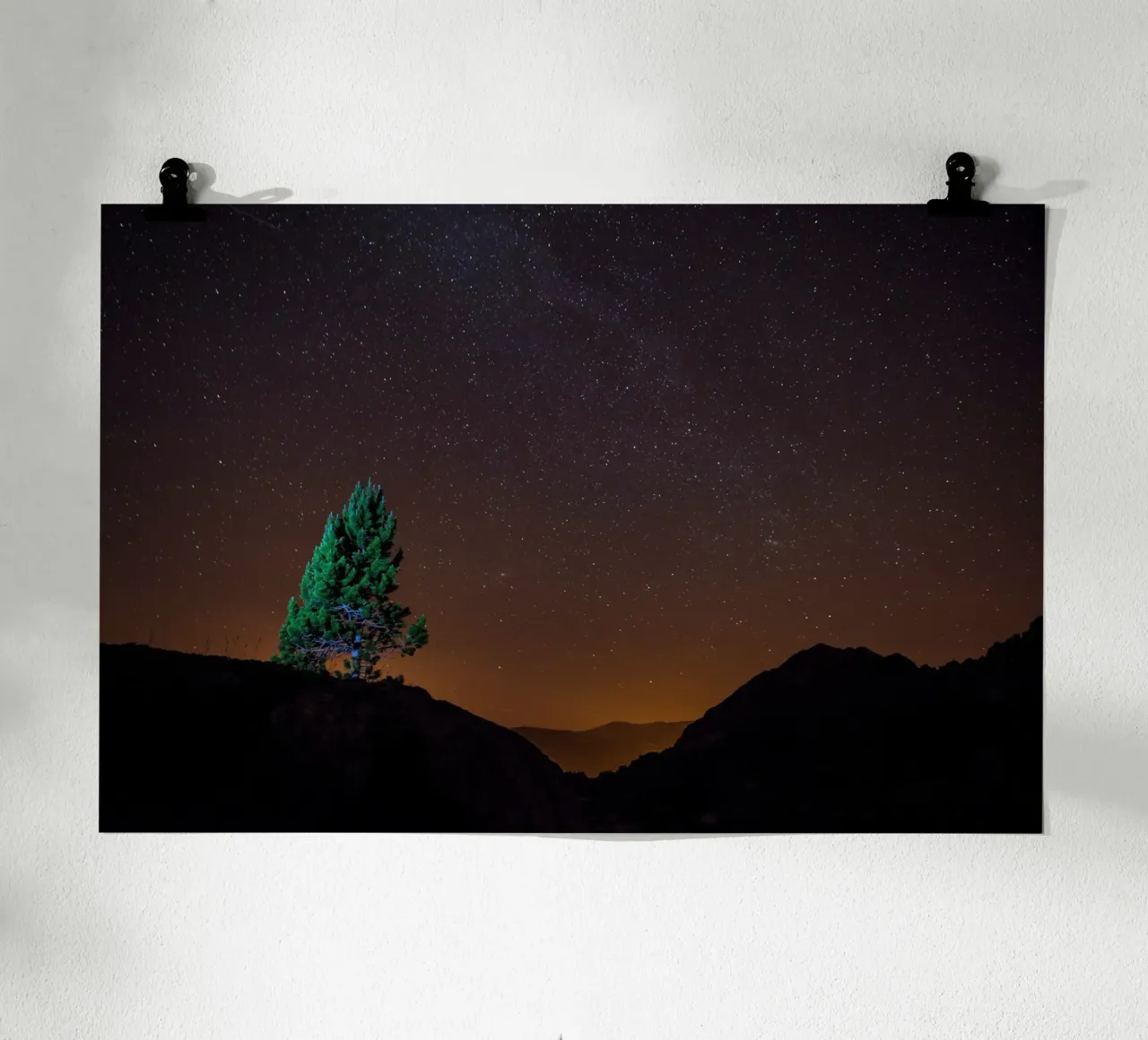 stelle del cielo notturno poster con telaio in legno da Earthly Visions