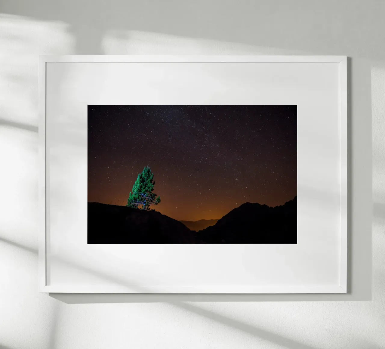 stelle del cielo notturno poster con telaio in legno da Earthly Visions