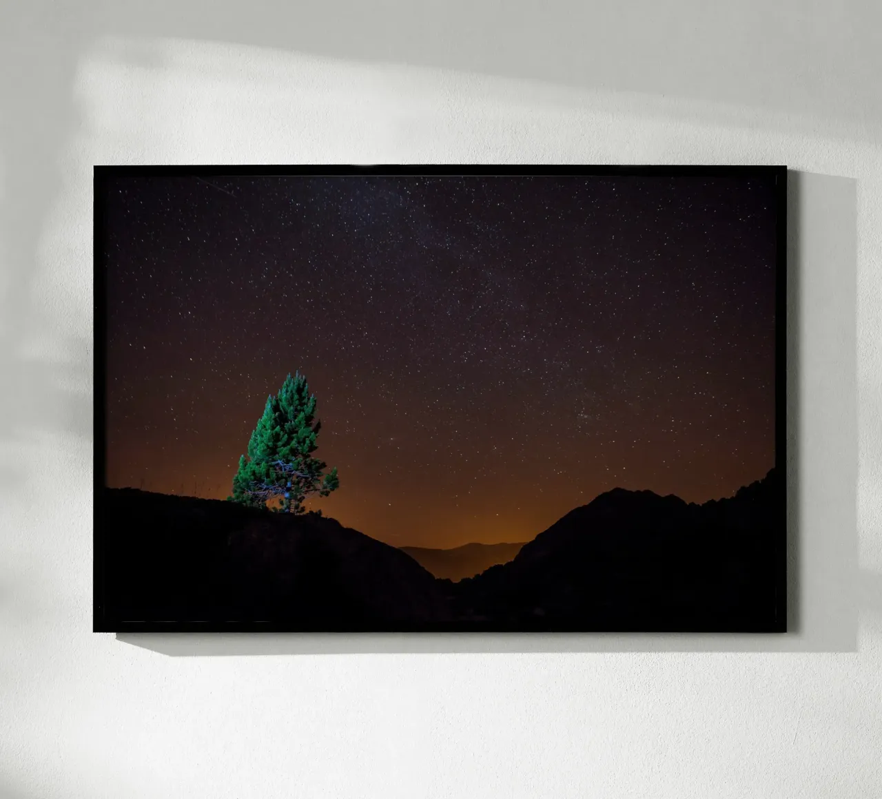 stelle del cielo notturno poster con telaio in legno da Earthly Visions