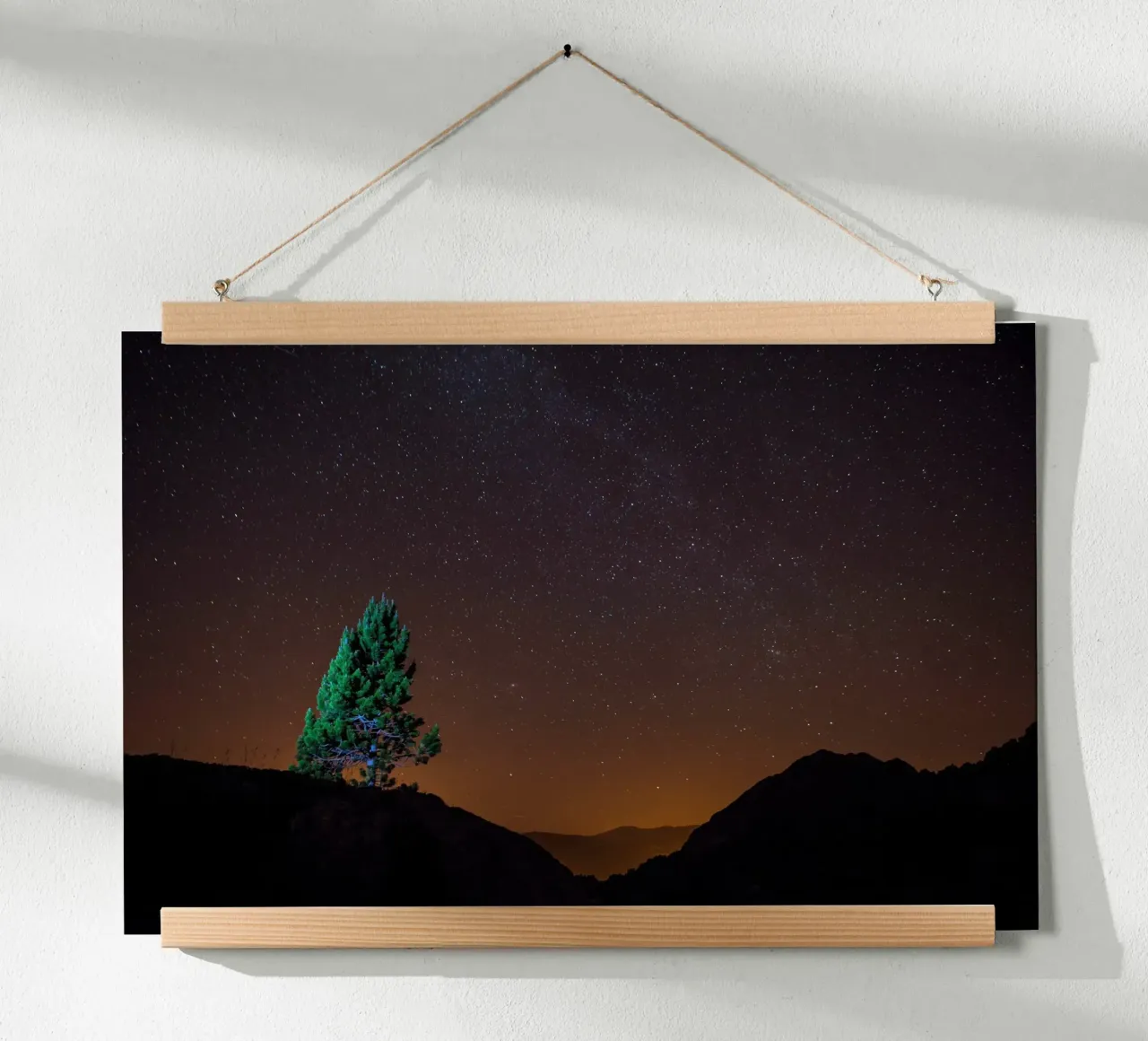 stelle del cielo notturno poster con telaio in legno da Earthly Visions