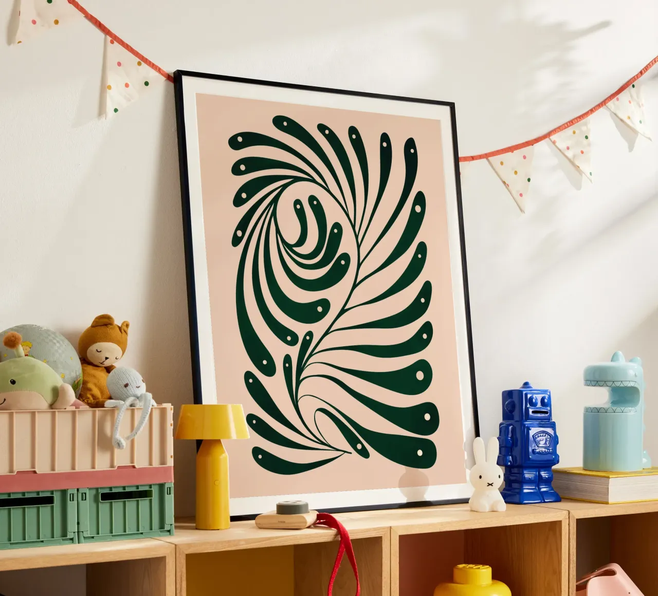 Abstract Green Leaf Swirl – Modern Botanical Art Poster mit Holzrahmen von Dream Print Designs