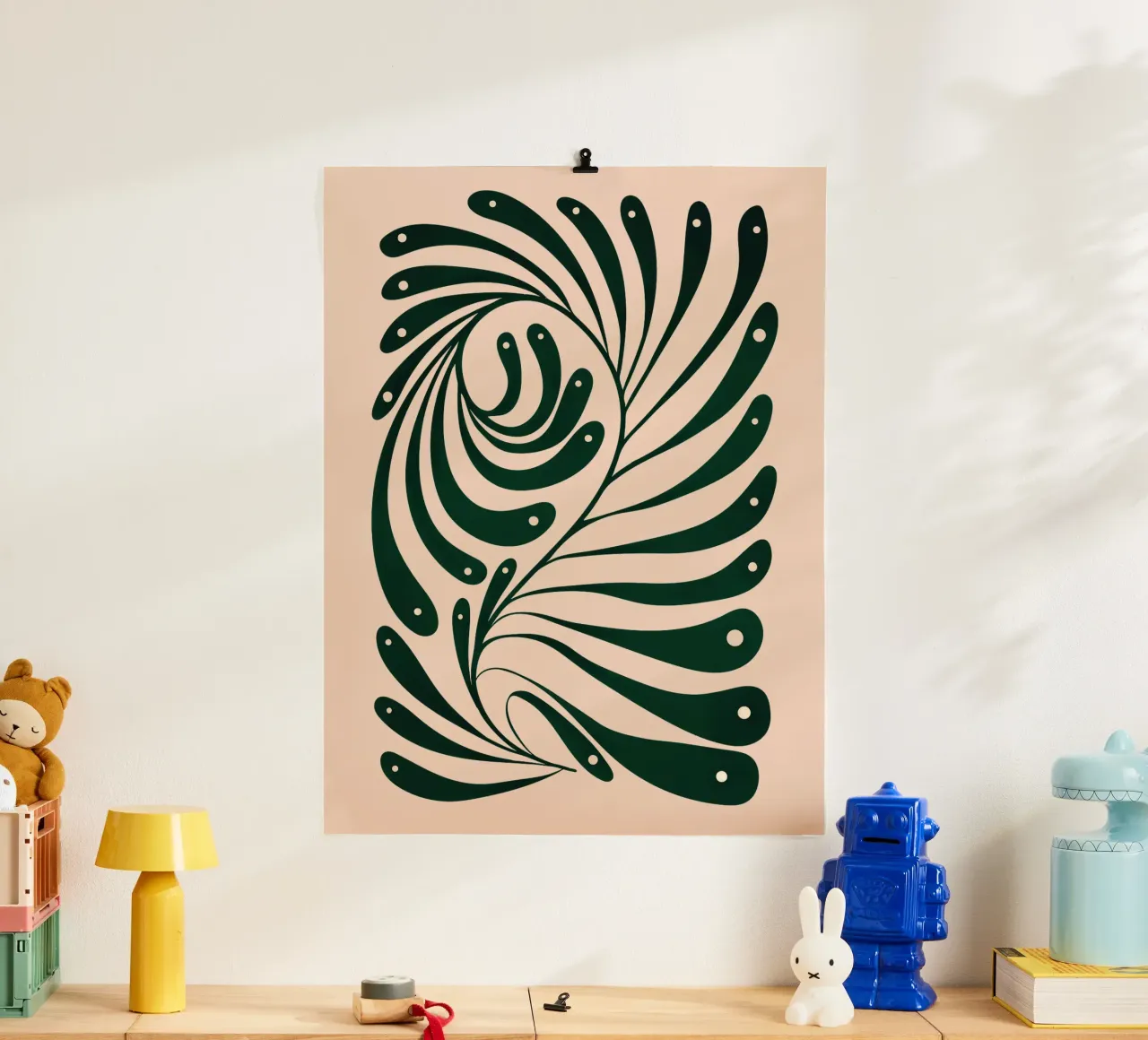 Abstract Green Leaf Swirl – Modern Botanical Art Poster mit Holzrahmen von Dream Print Designs