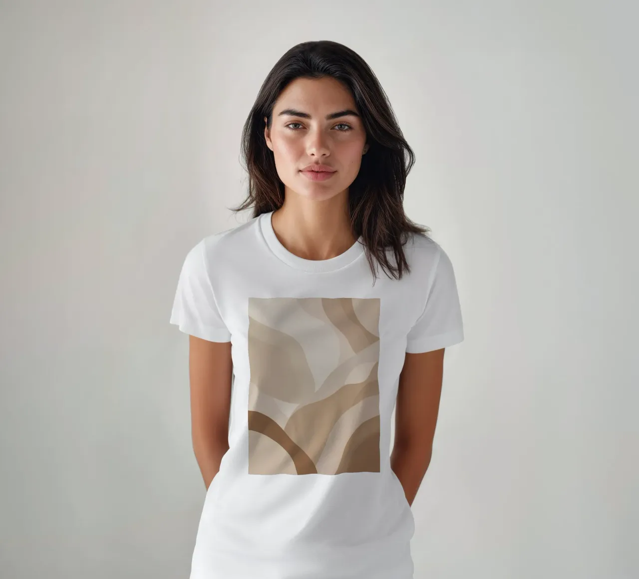 Forme astratte sovrapposte di colore beige e marrone t-shirt da DesignDoodle