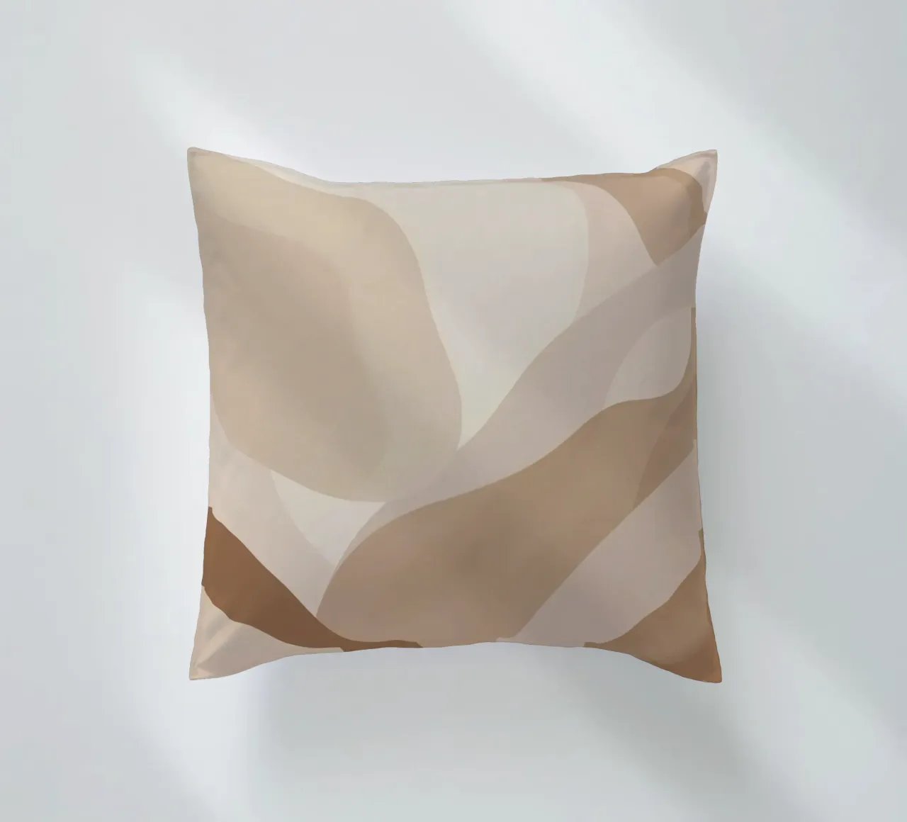 Forme astratte sovrapposte di colore beige e marrone cuscino da DesignDoodle