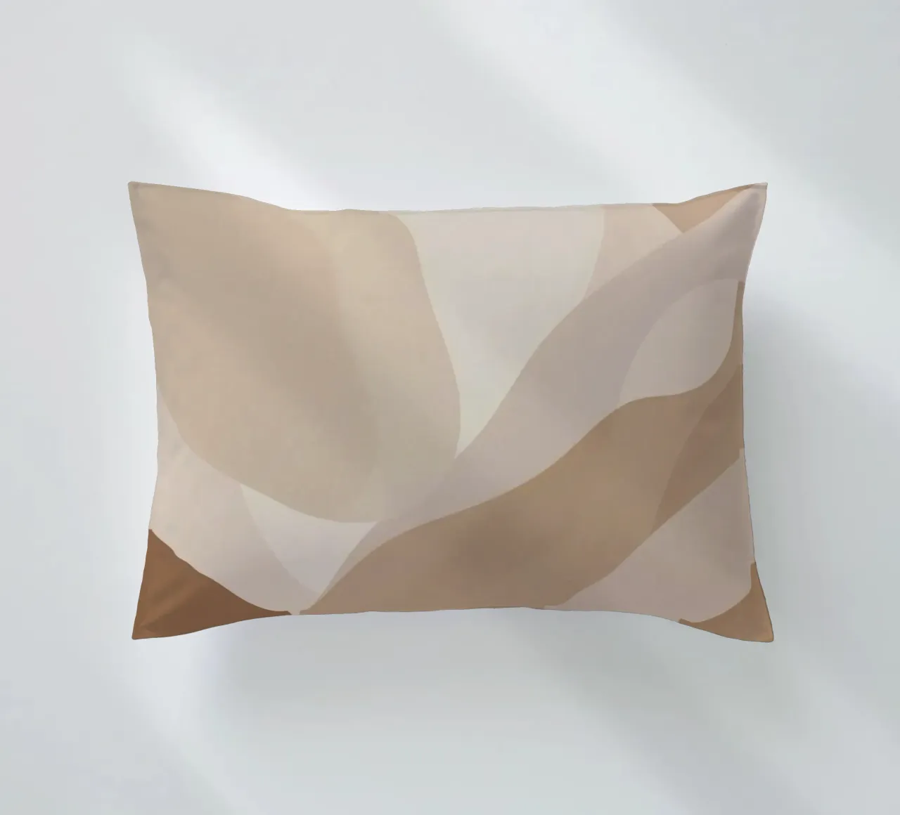 Forme astratte sovrapposte di colore beige e marrone cuscino da DesignDoodle