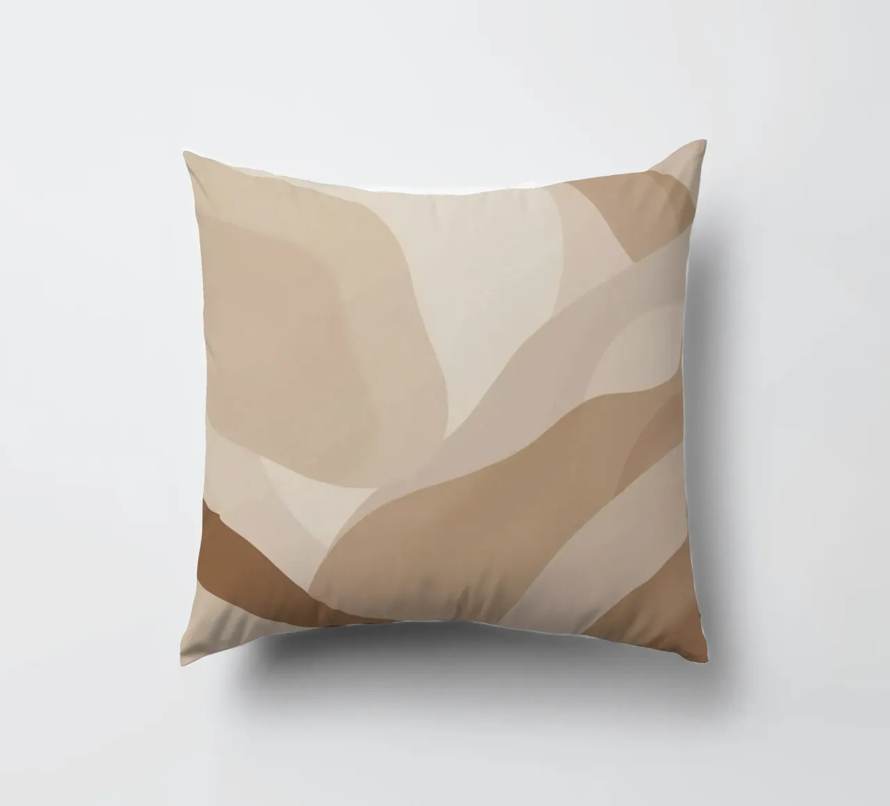 Forme astratte sovrapposte di colore beige e marrone cuscino da DesignDoodle