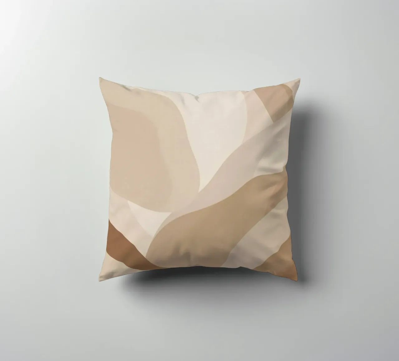 Forme astratte sovrapposte di colore beige e marrone cuscino da DesignDoodle