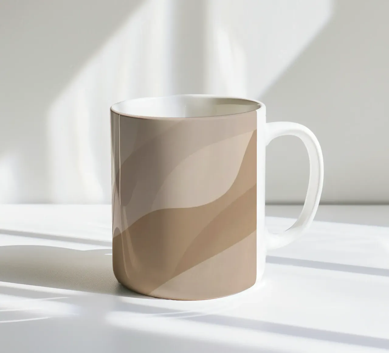 Forme astratte sovrapposte di colore beige e marrone tazza in ceramica da DesignDoodle