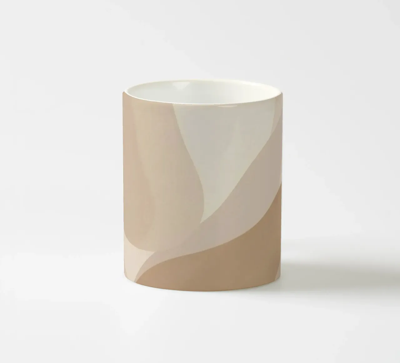 Forme astratte sovrapposte di colore beige e marrone tazza in ceramica da DesignDoodle