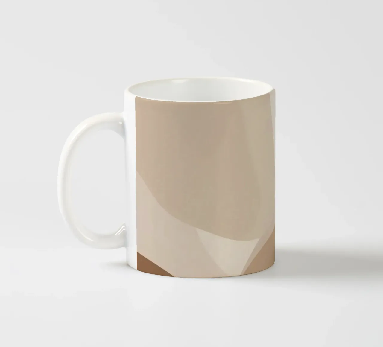 Forme astratte sovrapposte di colore beige e marrone tazza in ceramica da DesignDoodle