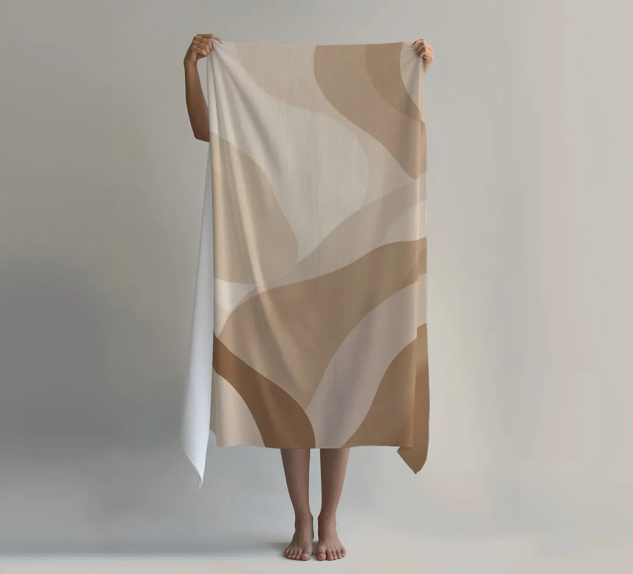 Forme astratte sovrapposte di colore beige e marrone telo mare da DesignDoodle