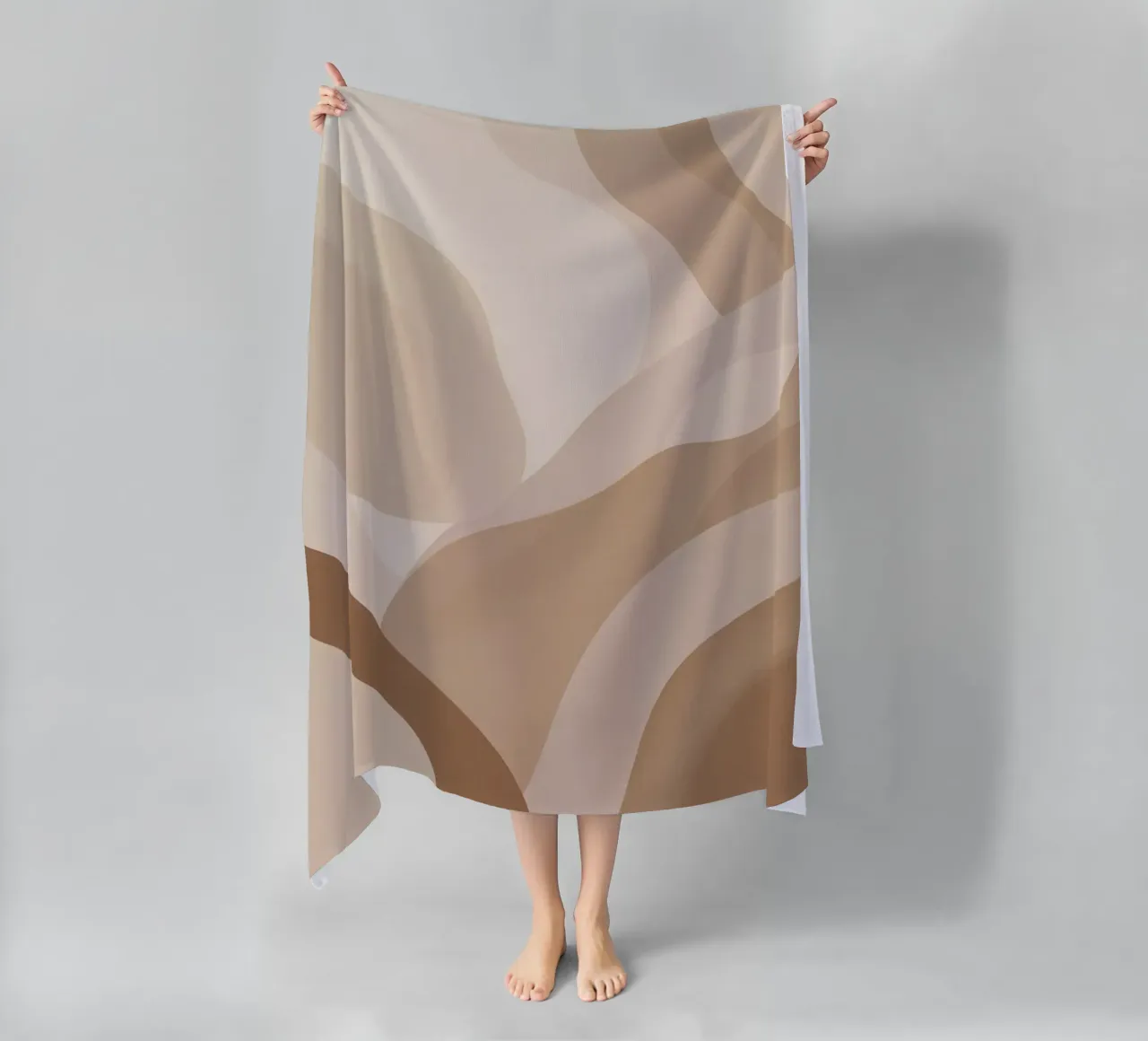 Forme astratte sovrapposte di colore beige e marrone telo mare da DesignDoodle