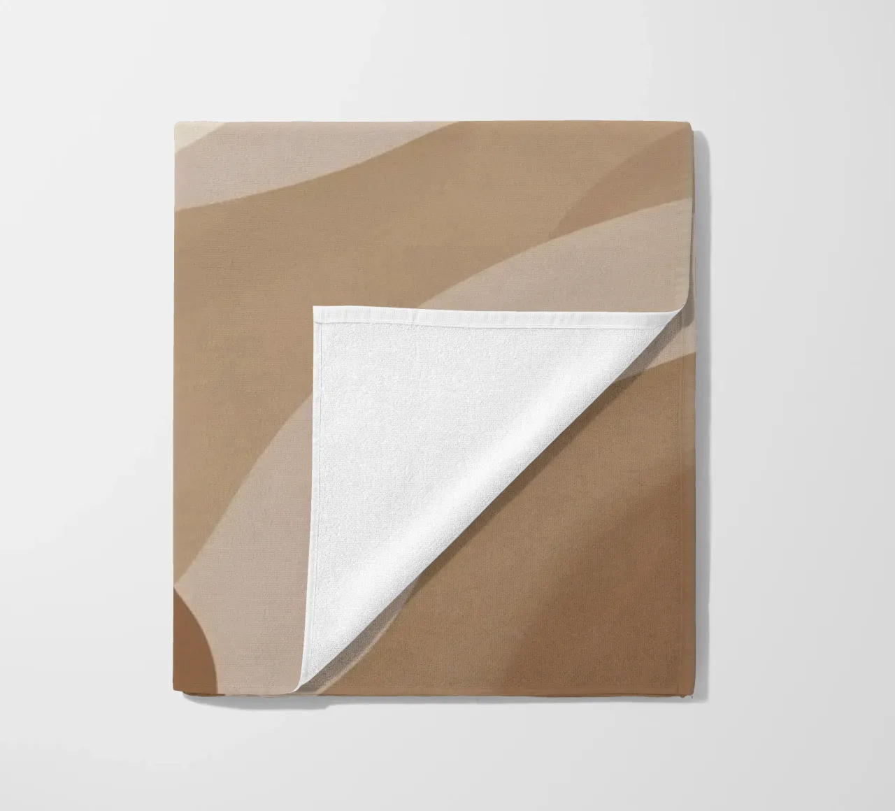 Forme astratte sovrapposte di colore beige e marrone telo mare da DesignDoodle