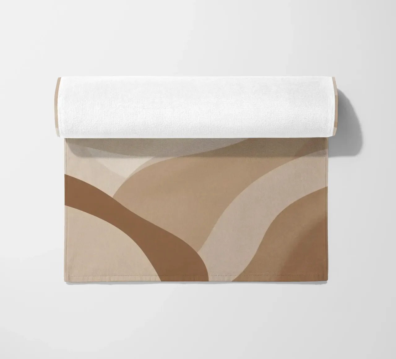 Forme astratte sovrapposte di colore beige e marrone telo mare da DesignDoodle