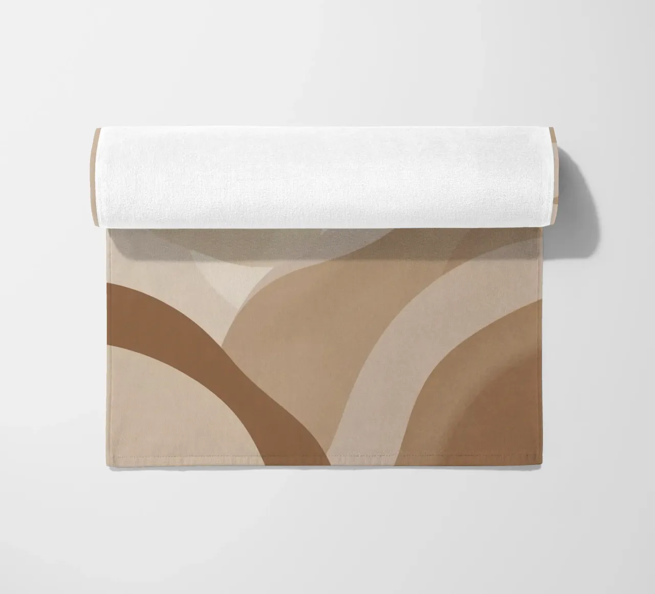 Forme astratte sovrapposte di colore beige e marrone telo mare da DesignDoodle