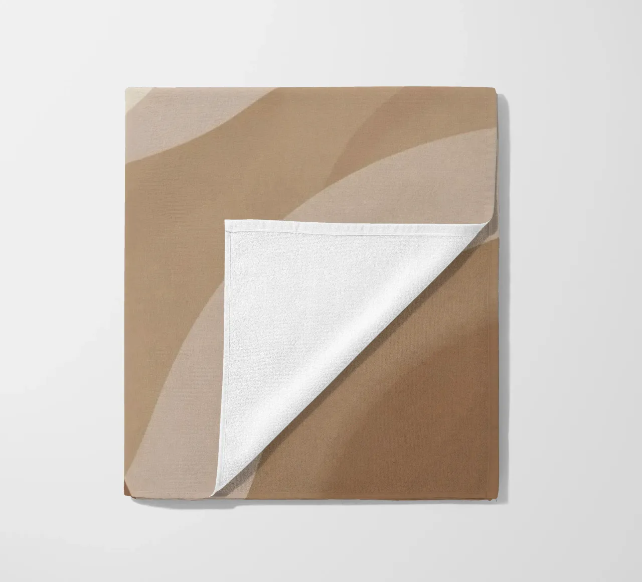 Forme astratte sovrapposte di colore beige e marrone telo mare da DesignDoodle