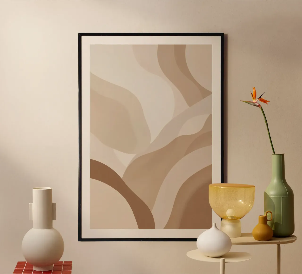Forme astratte sovrapposte di colore beige e marrone poster con telaio in legno da DesignDoodle