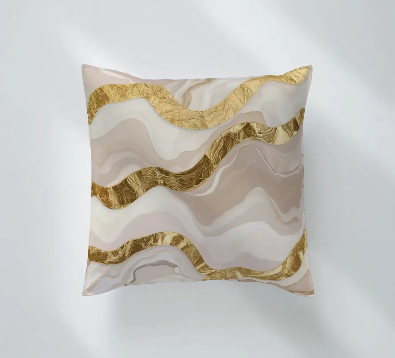 Marmo beige astratto con linee ondulate dorate cuscino da DesignDoodle