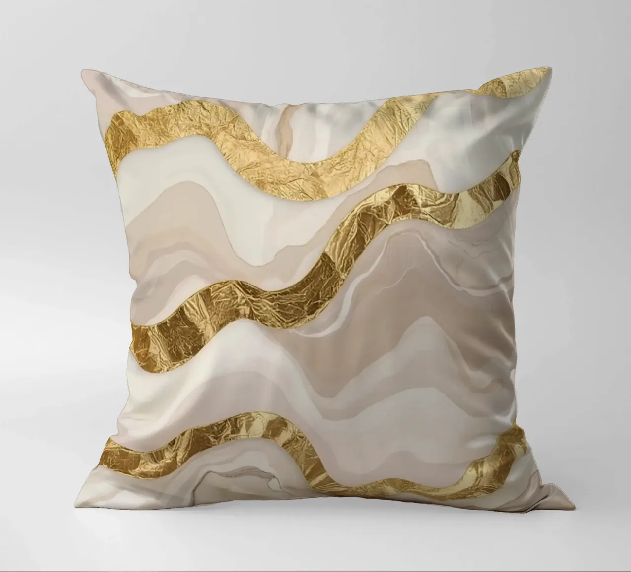 Marmo beige astratto con linee ondulate dorate cuscino da DesignDoodle