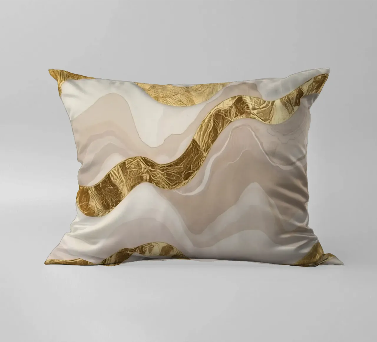 Marmo beige astratto con linee ondulate dorate cuscino da DesignDoodle