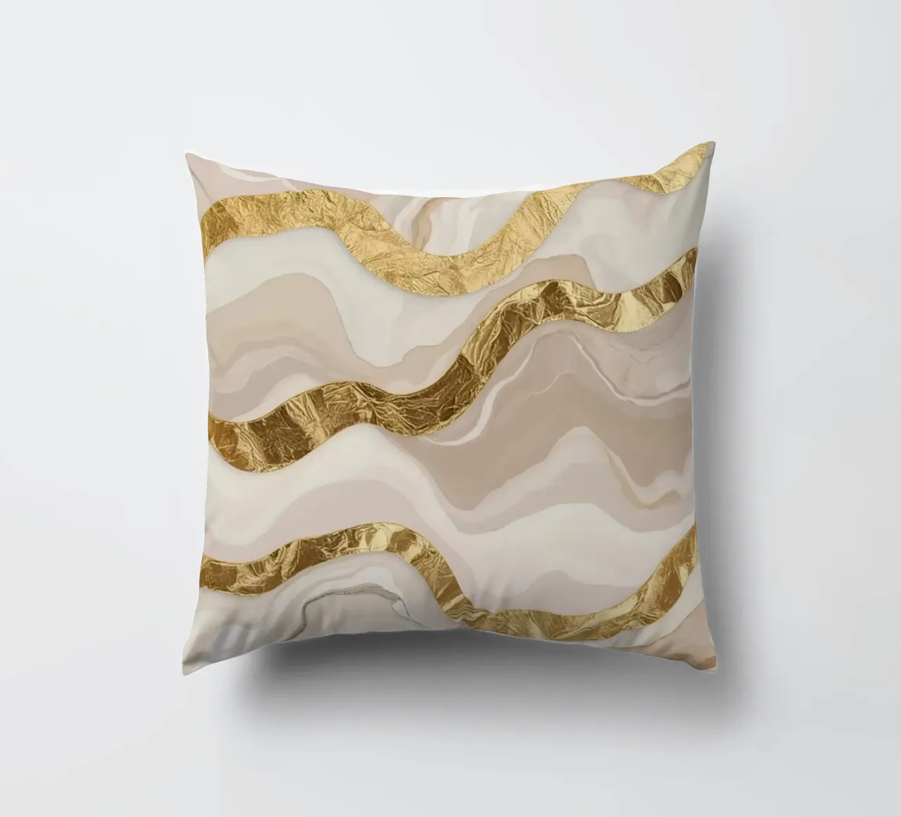 Marmo beige astratto con linee ondulate dorate cuscino da DesignDoodle