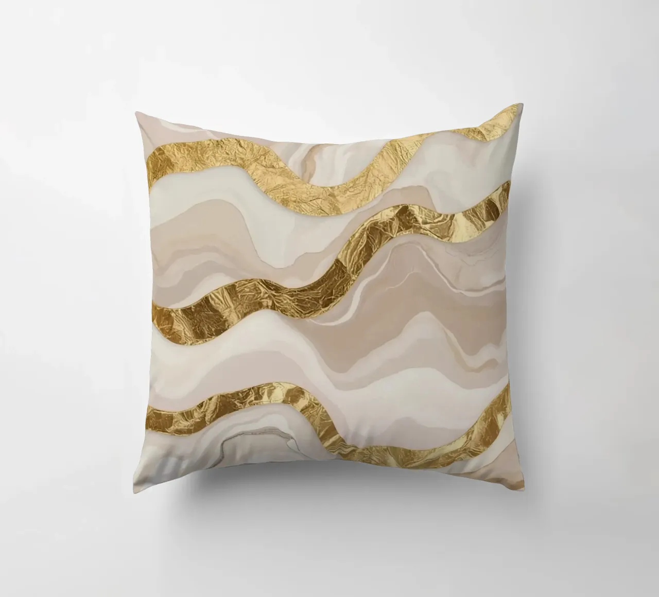 Marmo beige astratto con linee ondulate dorate cuscino da DesignDoodle