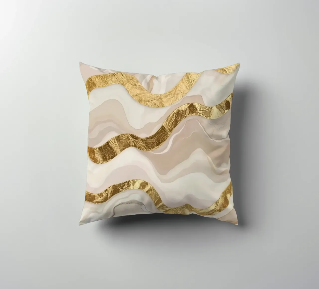 Marmo beige astratto con linee ondulate dorate cuscino da DesignDoodle