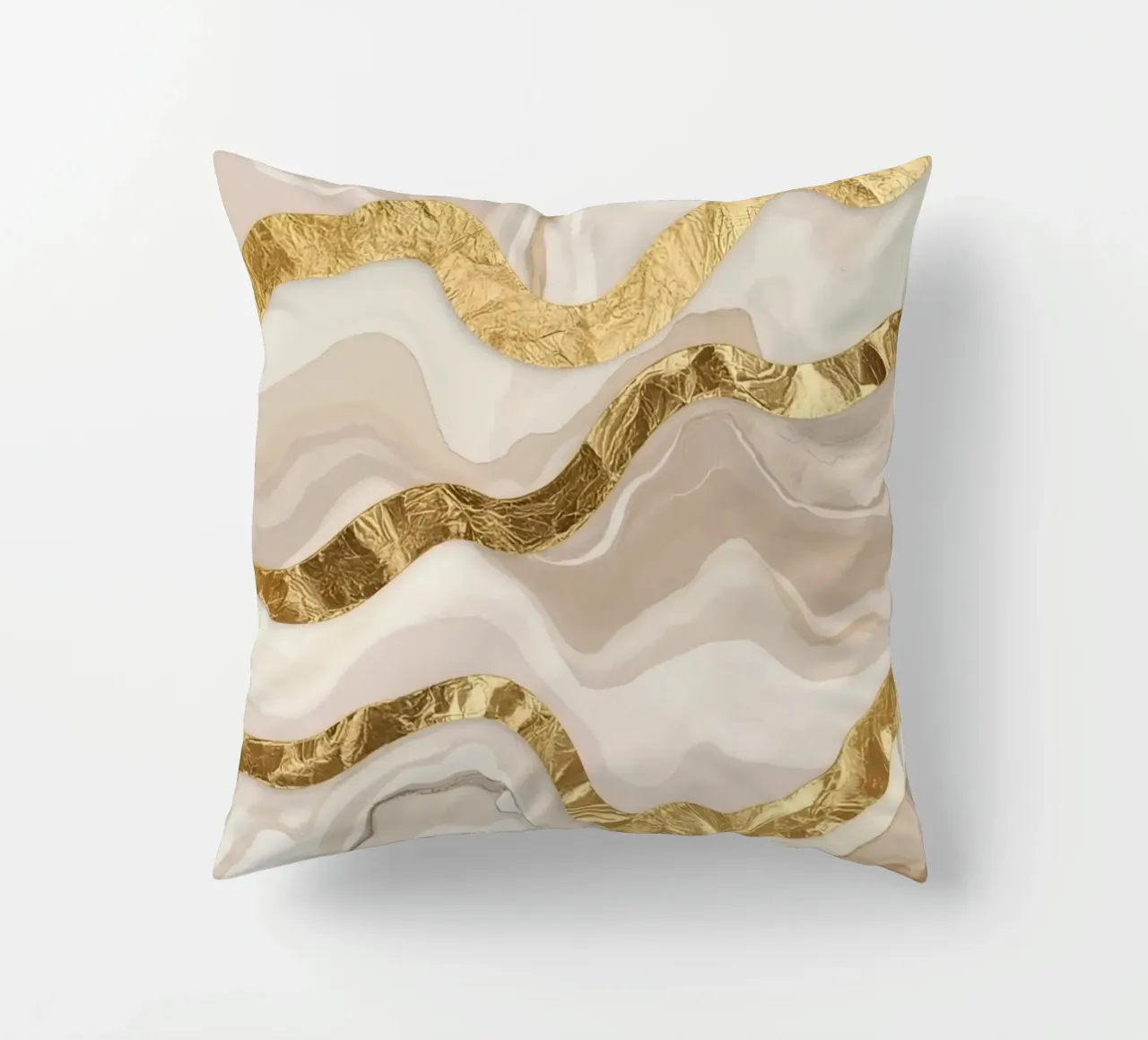 Marmo beige astratto con linee ondulate dorate cuscino da DesignDoodle