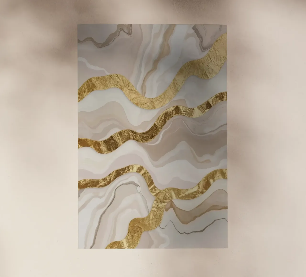 Marmo beige astratto con linee ondulate dorate pellicola backlit da DesignDoodle