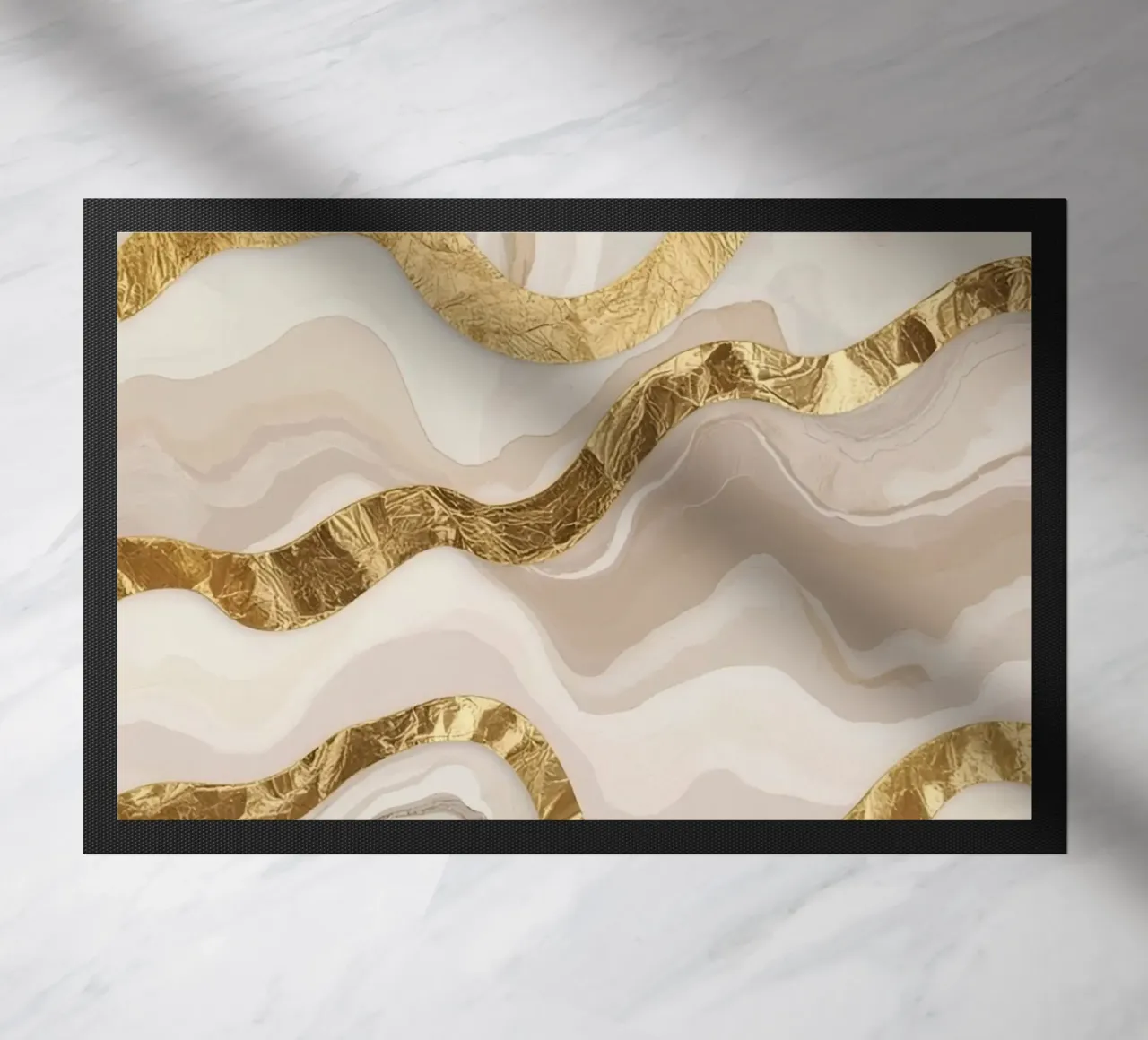 Marmo beige astratto con linee ondulate dorate zerbino da DesignDoodle