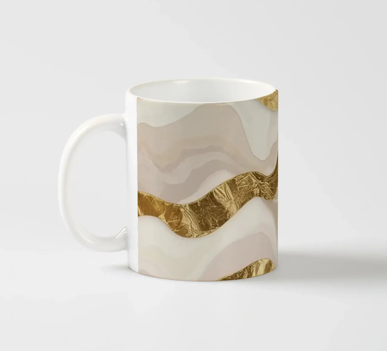 Marmo beige astratto con linee ondulate dorate tazza in ceramica da DesignDoodle