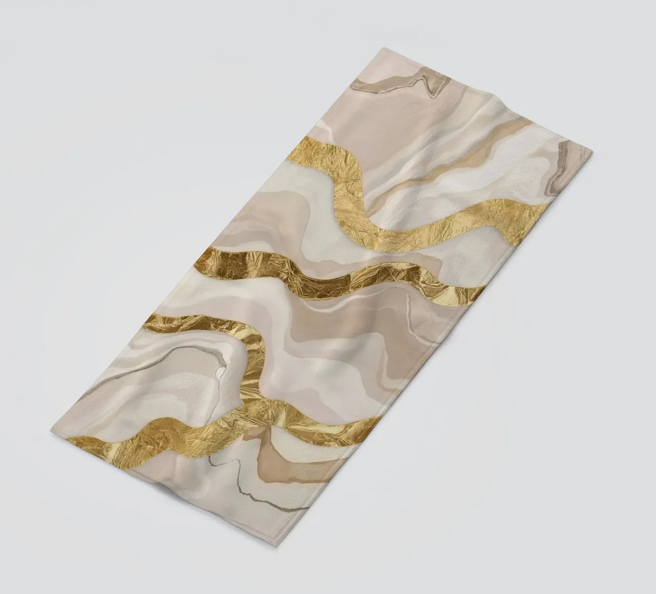Marmo beige astratto con linee ondulate dorate telo mare da DesignDoodle