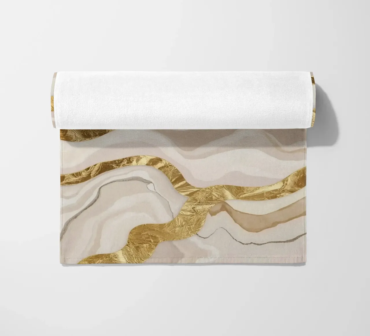 Marmo beige astratto con linee ondulate dorate telo mare da DesignDoodle