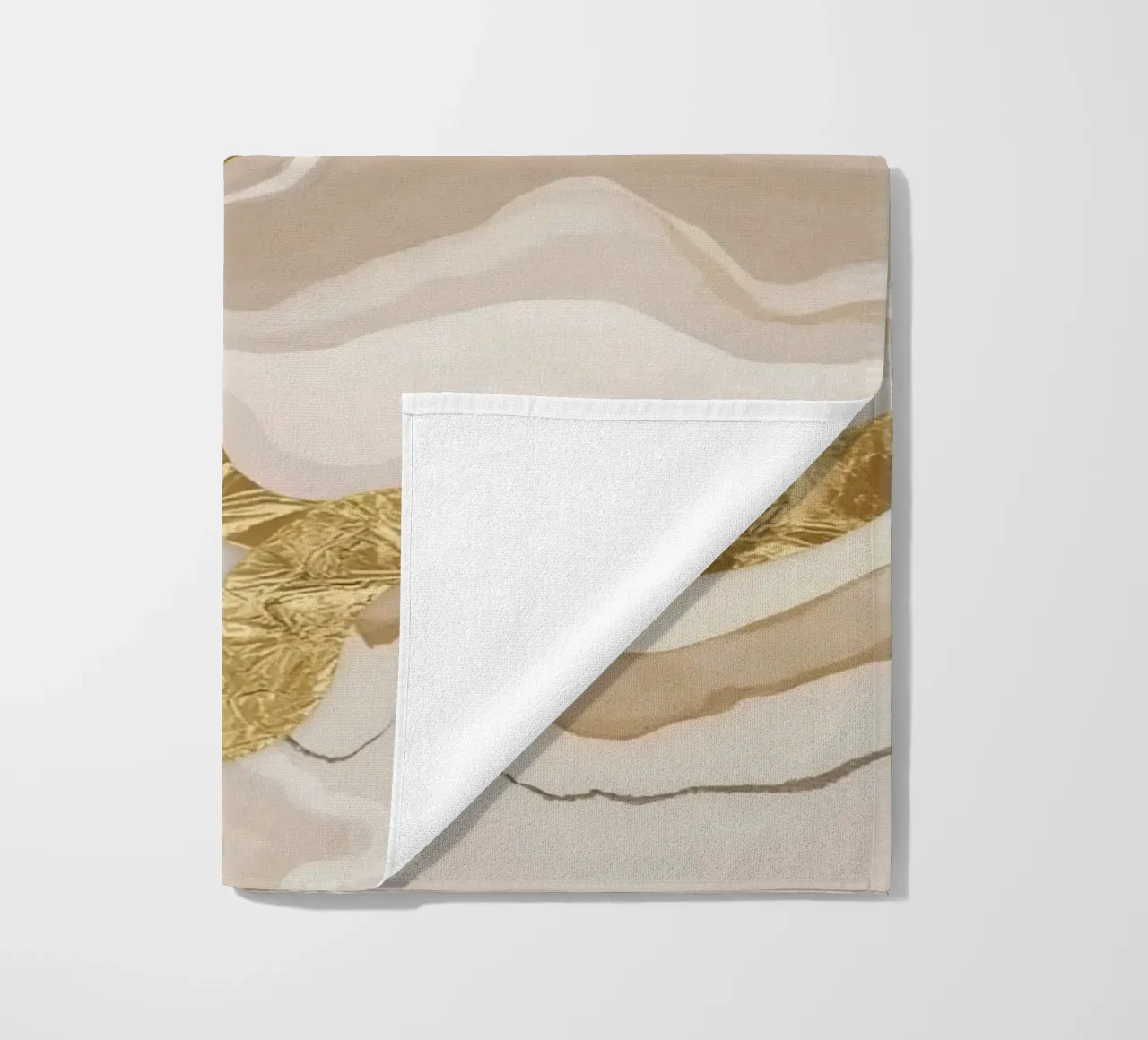 Marmo beige astratto con linee ondulate dorate telo mare da DesignDoodle