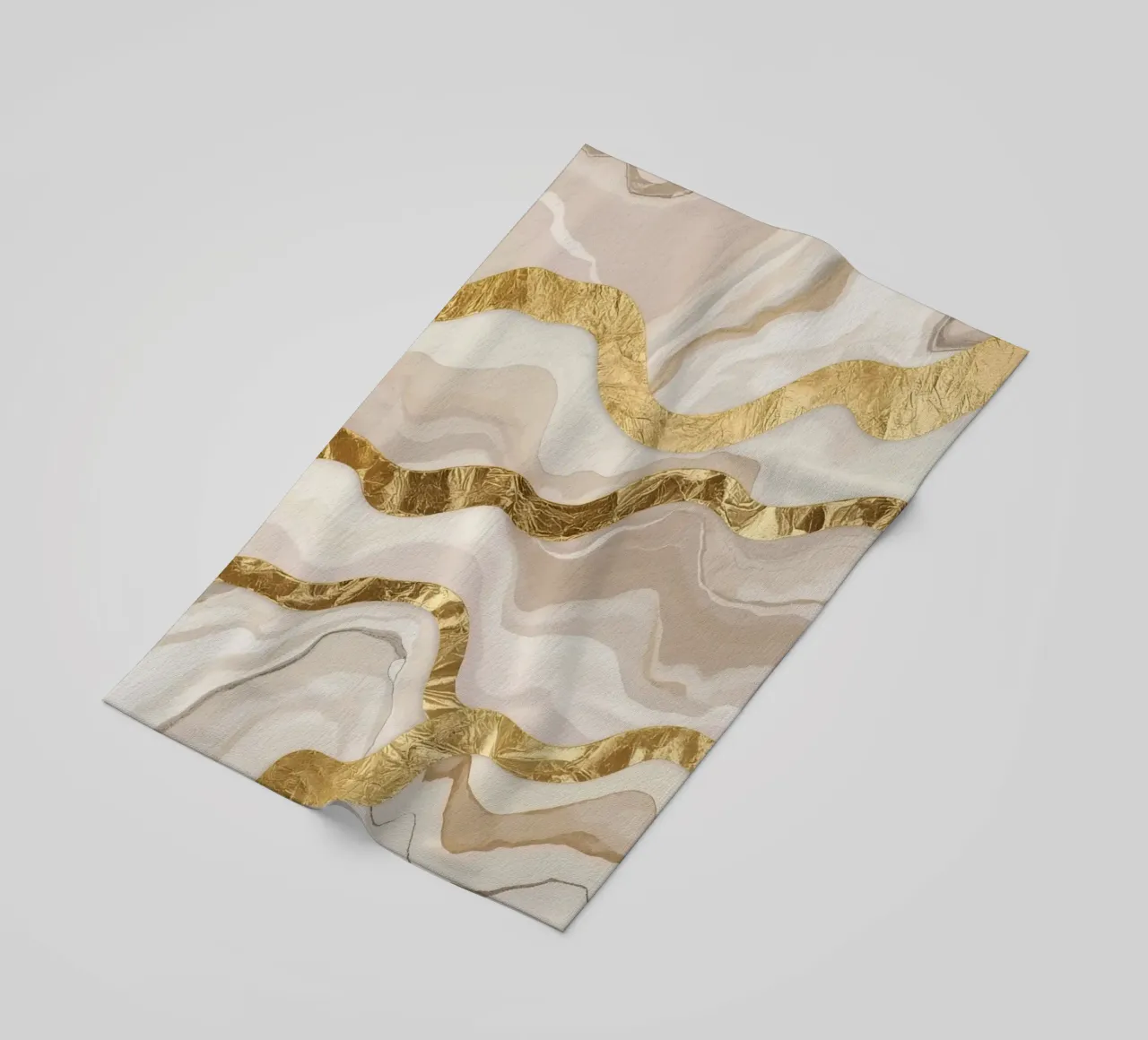 Marmo beige astratto con linee ondulate dorate telo mare da DesignDoodle