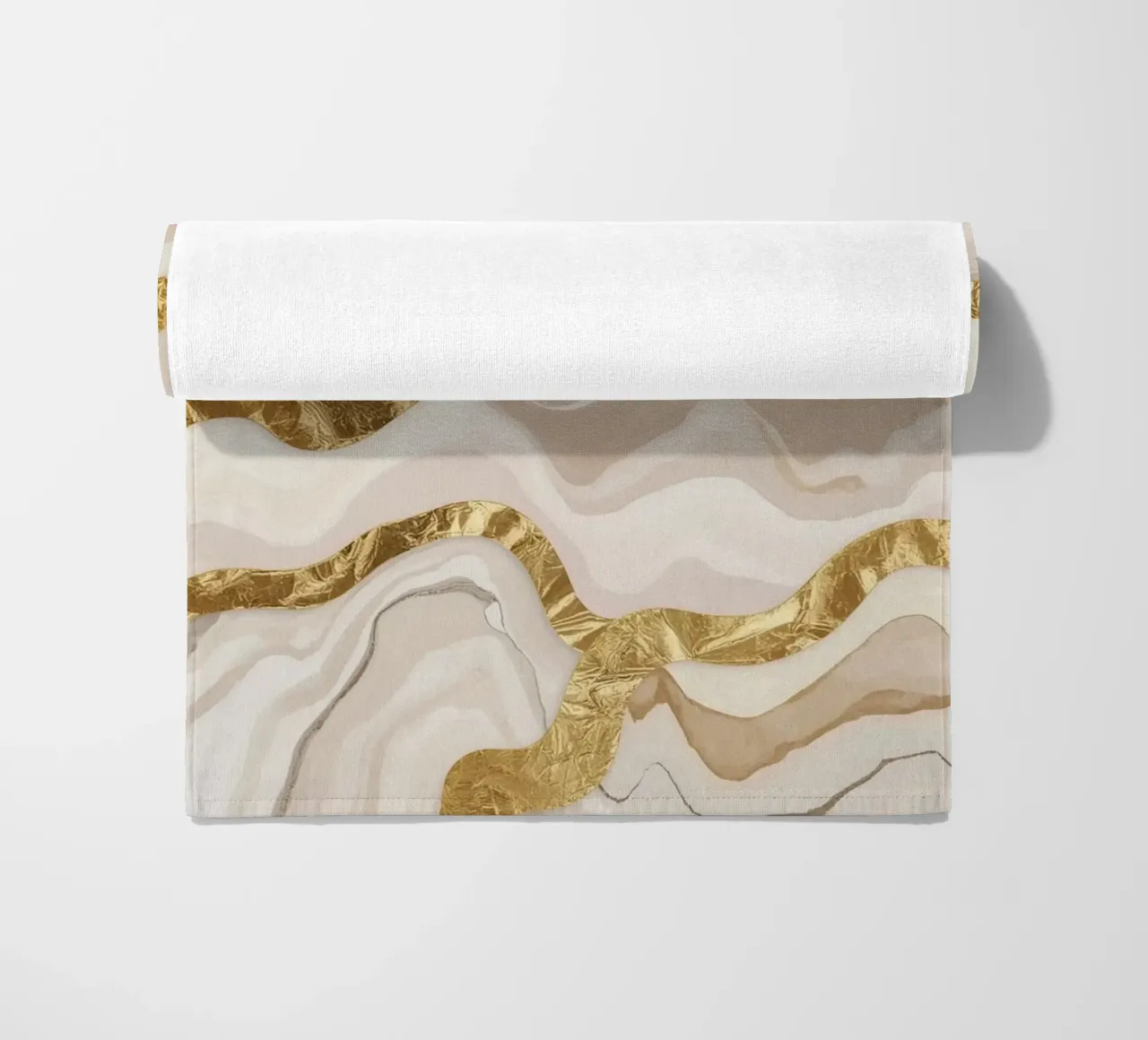Marmo beige astratto con linee ondulate dorate telo mare da DesignDoodle