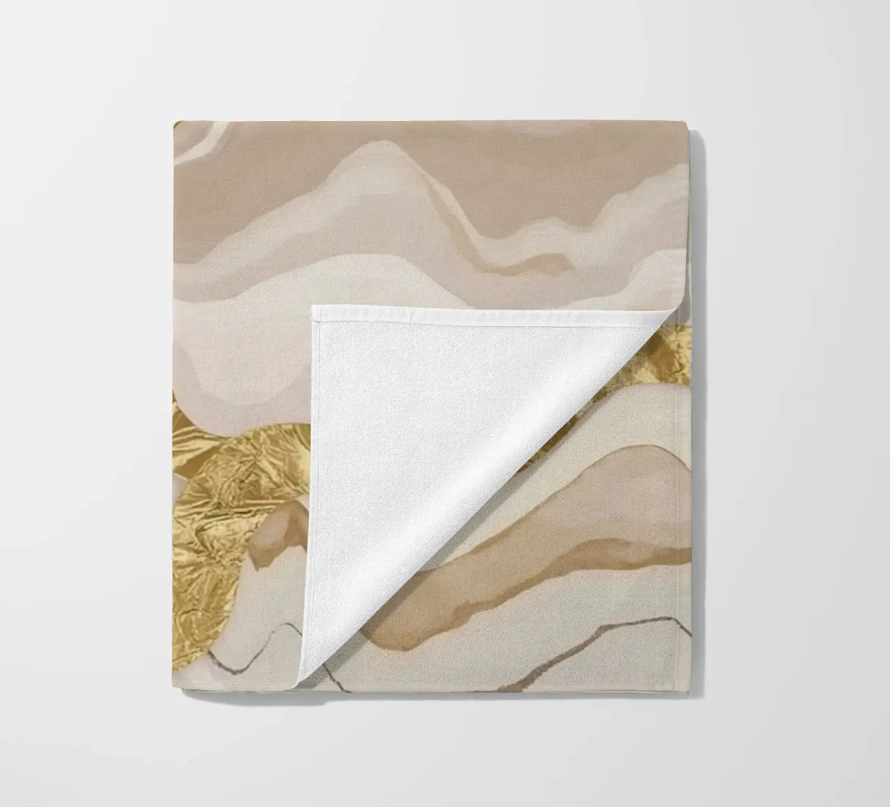 Marmo beige astratto con linee ondulate dorate telo mare da DesignDoodle
