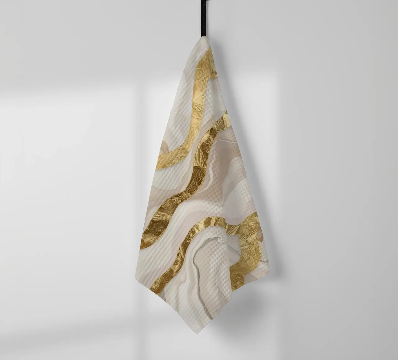 Marmo beige astratto con linee ondulate dorate canovaccio da cucina da DesignDoodle