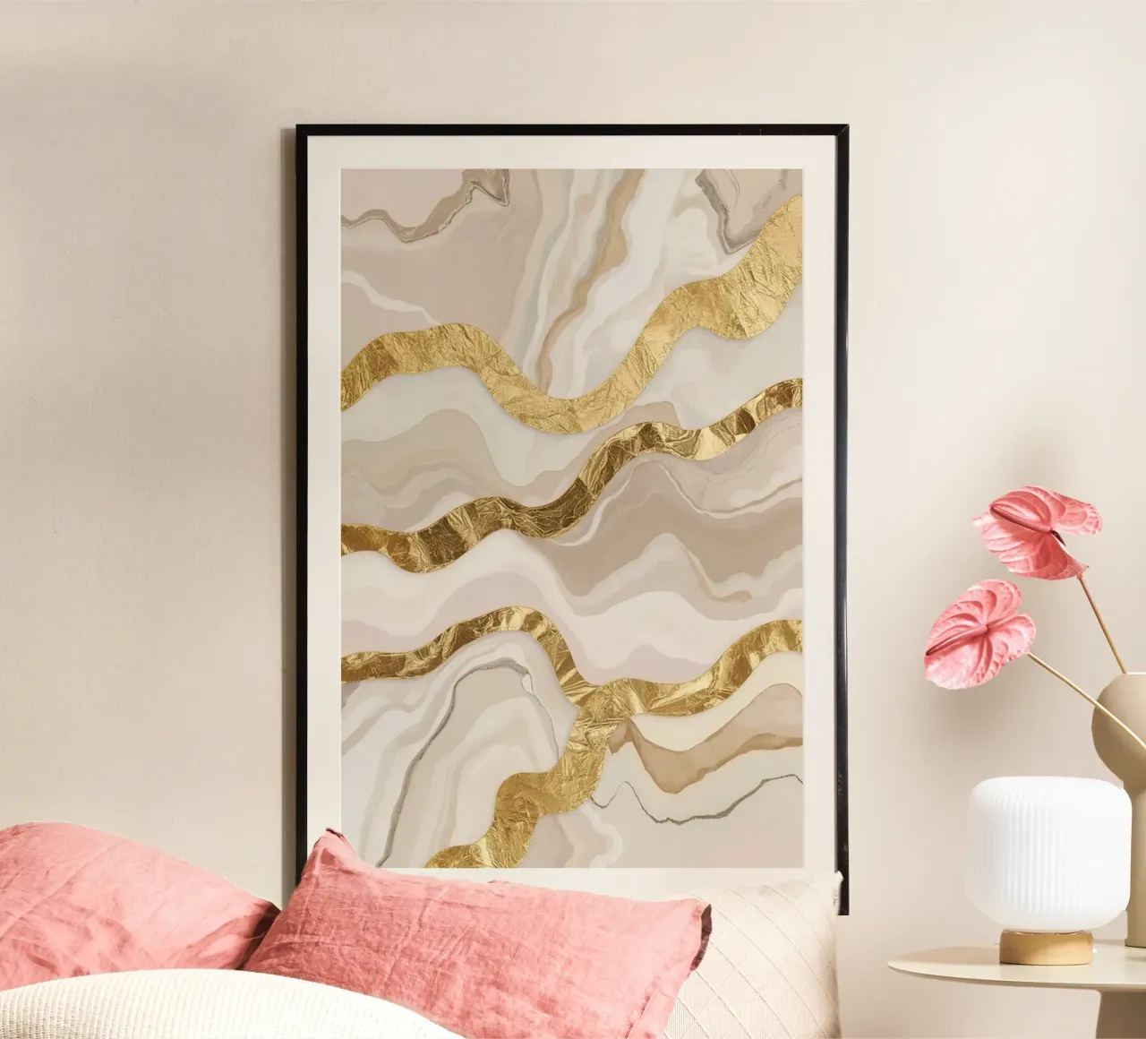 Marmo beige astratto con linee ondulate dorate poster con telaio in alluminio da DesignDoodle