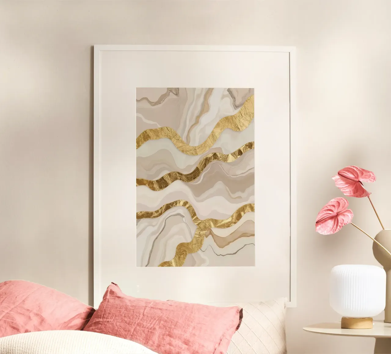 Marmo beige astratto con linee ondulate dorate poster con telaio in alluminio da DesignDoodle