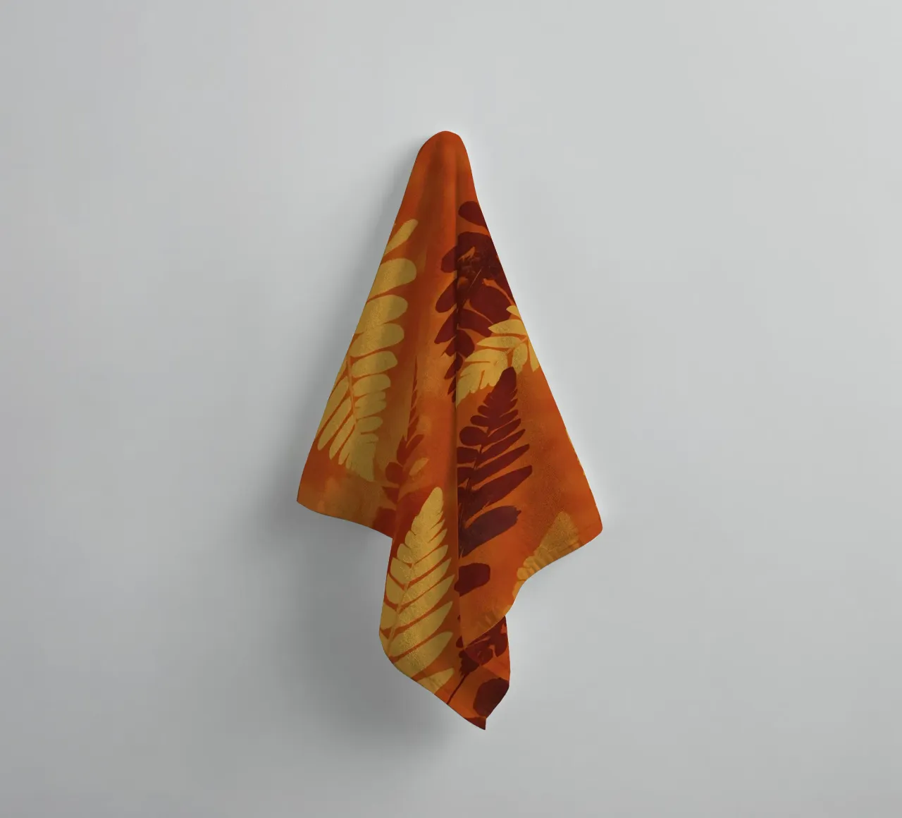 Motif abstrait de fougères dans les tons orange et jaune serviette de bain de DesignDoodle