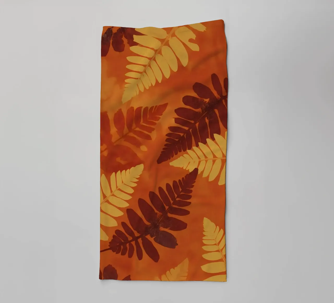 Motif abstrait de fougères dans les tons orange et jaune serviette de bain de DesignDoodle